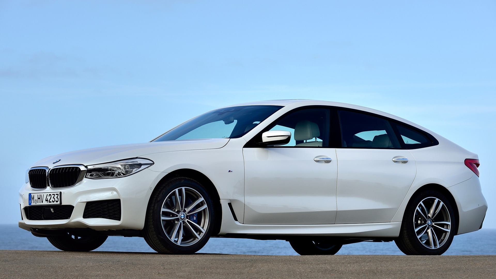 BMW 6 Series 2018 640i GT Compare